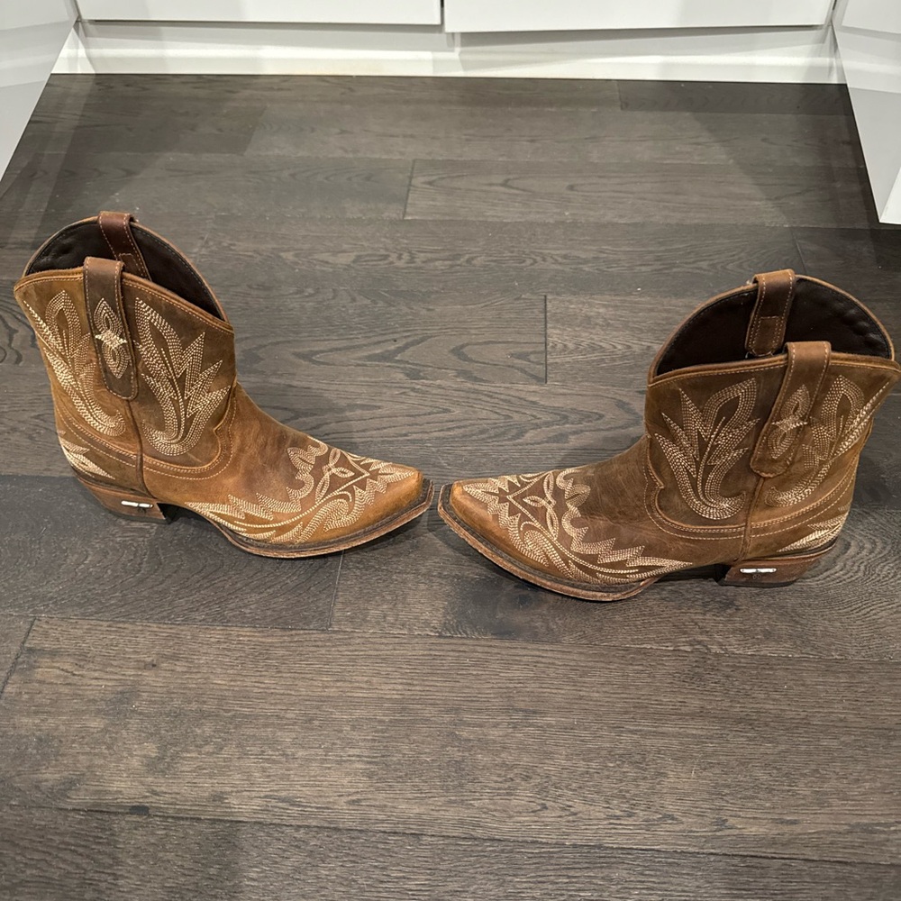 Elegant Brown Western Boots - Picture 3 of 7